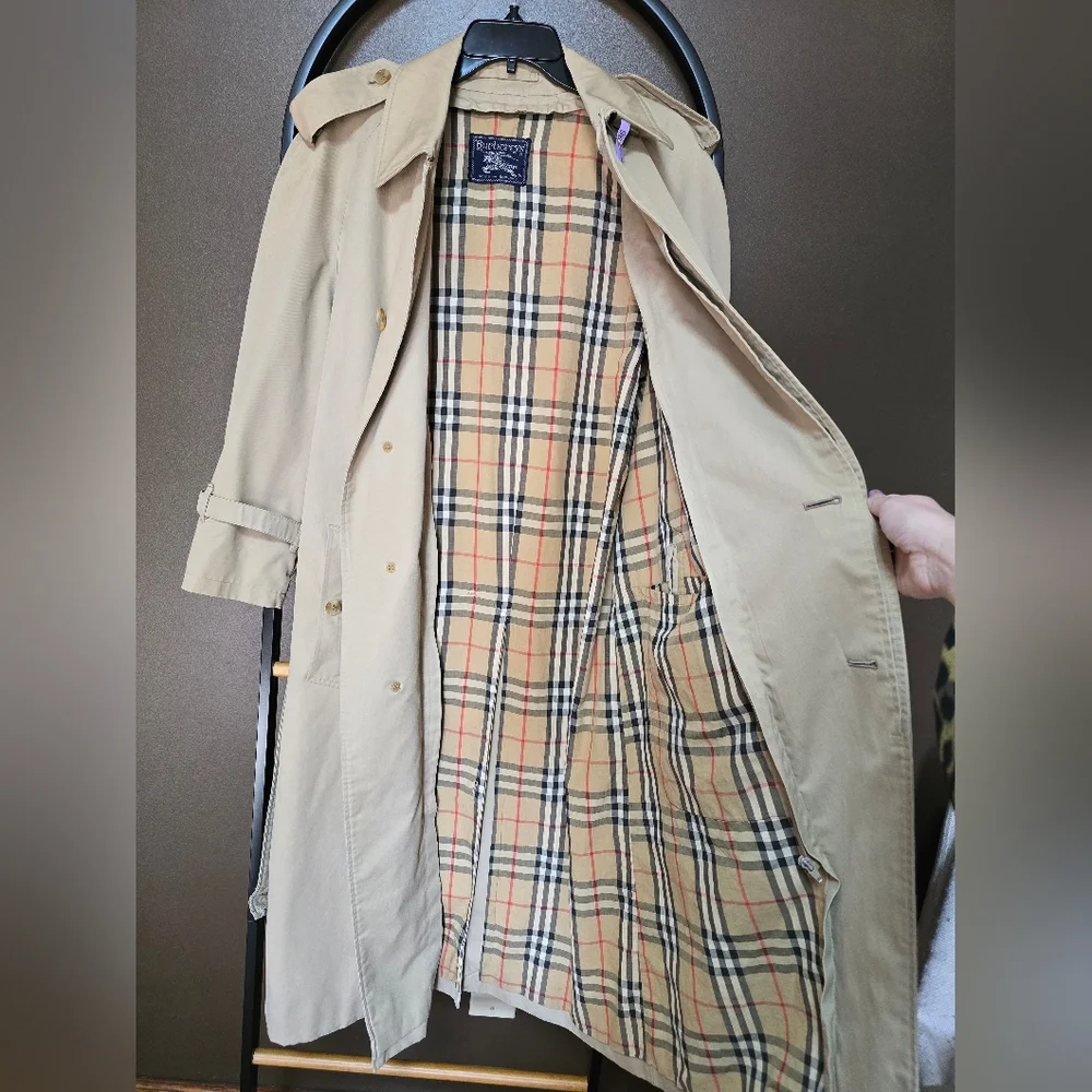 Burberry Beige Trench Coat with Classic Check Lining - Picture 6 of 17